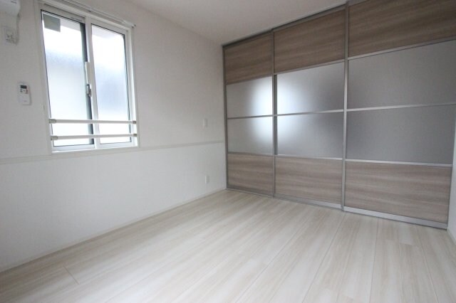 物件内観写真25　(開放的な寝室です)