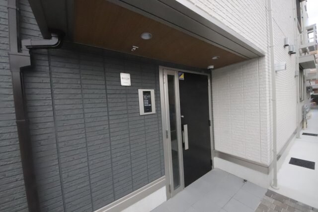 物件外観写真2　(ゆとりのあるエントランスです)