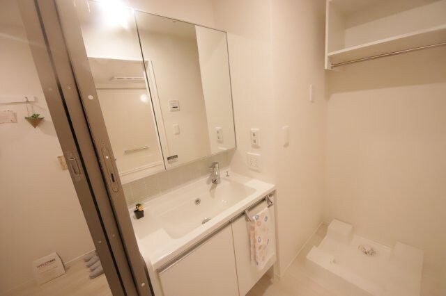 物件内観写真13　(明るい洗面所です)