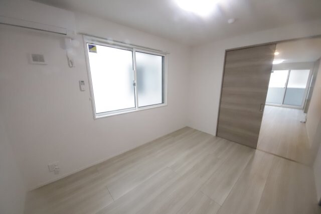 物件内観写真15　(広くて明るい寝室)