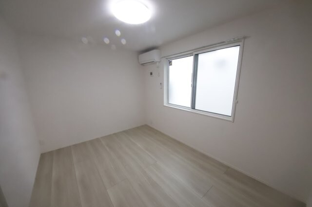 物件内観写真17　(落ち着いた色調の洋室です)