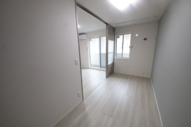 物件内観写真23　(個人の部屋や寝室として使える洋室です)