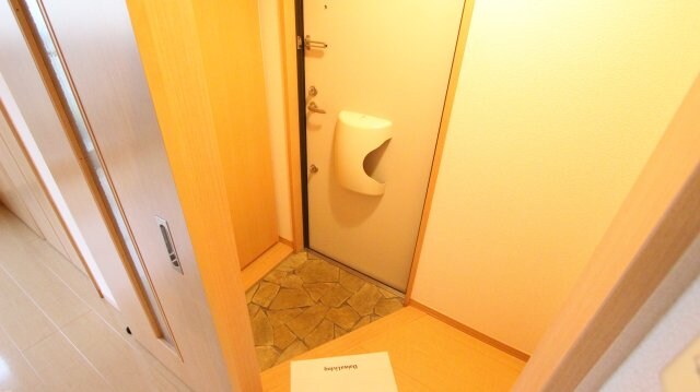 物件内観写真7　(明るい玄関です)