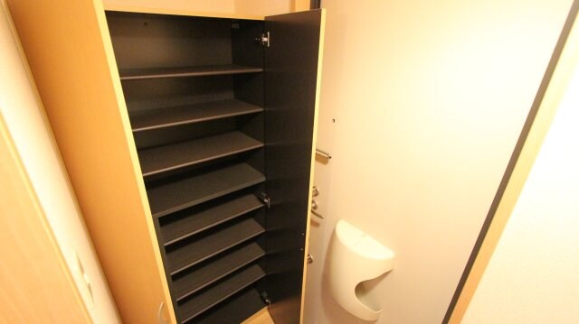 物件内観写真8　(便利な収納スペースです)