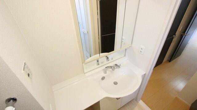 物件内観写真12　(使いやすい独立洗面台です)