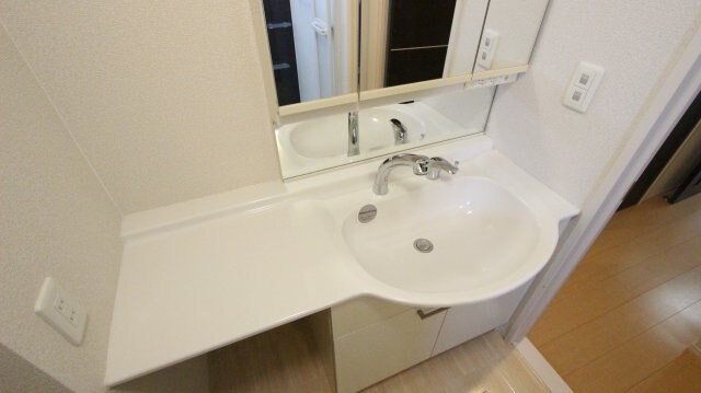 物件内観写真13　(広い洗面スペース)