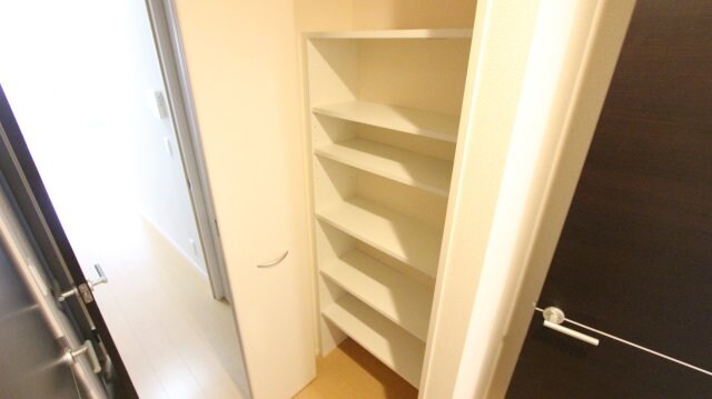 物件内観写真16　(ちょっとした収納スペースも充実しています)