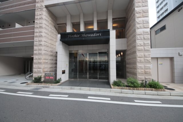 物件外観写真4　(清潔なエントランスです)