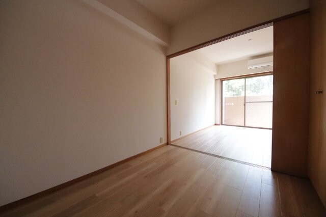 物件内観写真16　(こちらの居間で趣味の時間をお楽しみください)