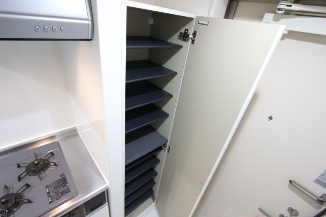 物件内観写真8　(大きなスペースがあり、収納には困りません)