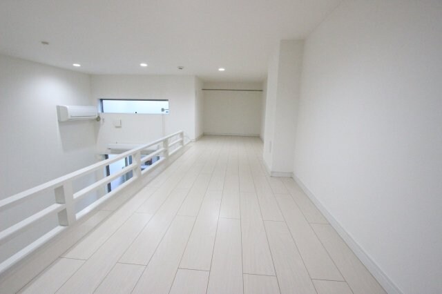 物件内観写真19　(明るい色調の室内です)