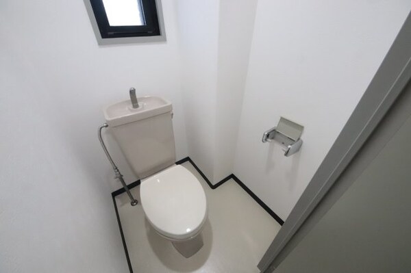 トイレ(落ち着いた色調のトイレです)