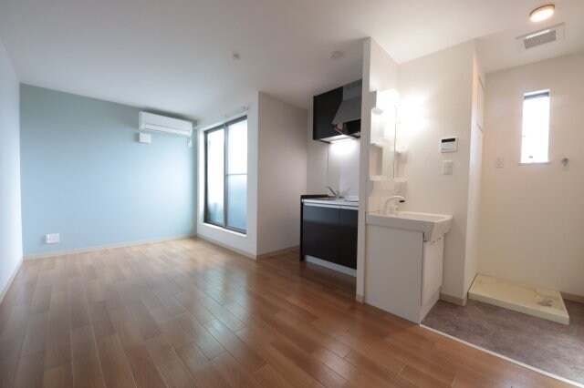 物件内観写真4　(ゆったりとした居間です)