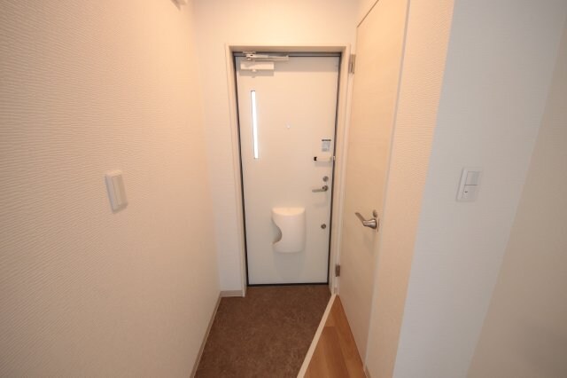 物件内観写真20　(明るい玄関です)