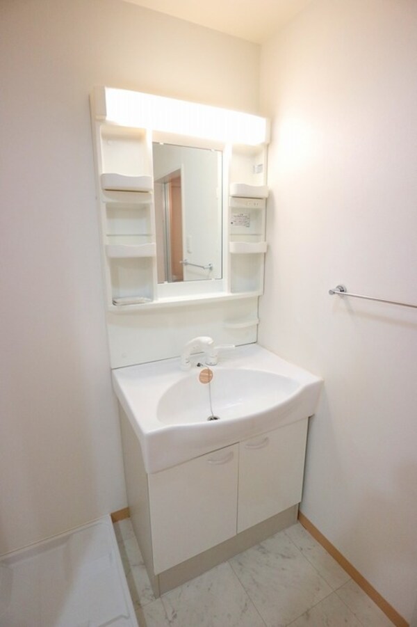 洗面・脱衣所(ゆったりとスペースのある洗面所)