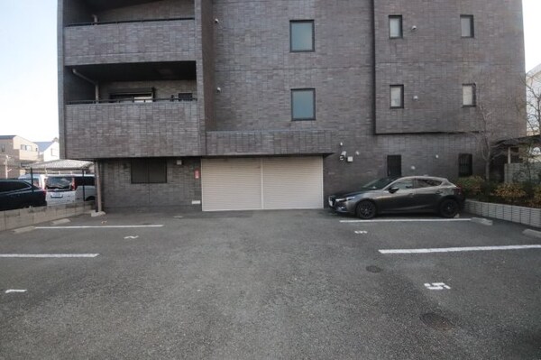 駐車場(車をお持ちの方に嬉しい駐車場付きの物件です)