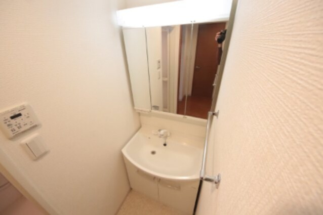 物件内観写真9　(ゆったりとスペースのある洗面所)