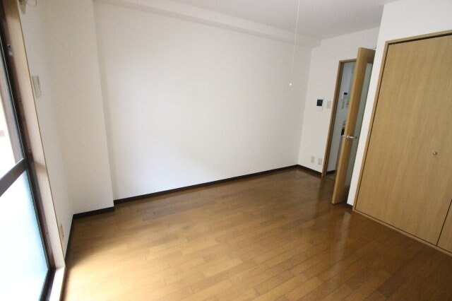 物件内観写真19　(こちらの居間で趣味の時間をお楽しみください)