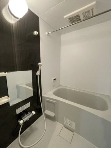 物件内観写真2　(日々の疲れを癒すお風呂付です)