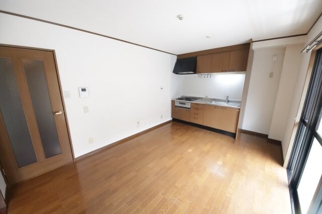 物件内観写真2　(ゆったりとした居間です)