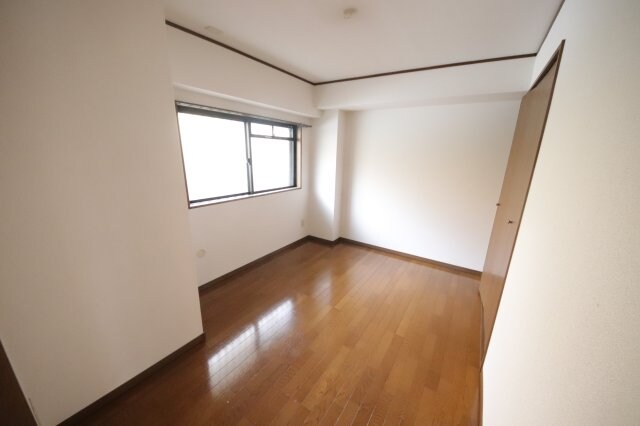 物件内観写真5　(個人の部屋や寝室として使える洋室です)