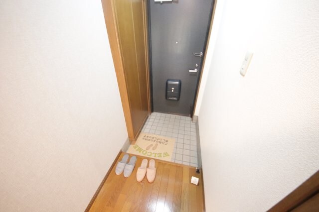 物件内観写真24　(ゆったりとした玄関です)