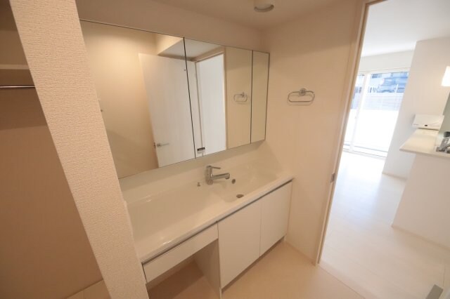 物件内観写真10　(ゆったりとスペースのある洗面所)