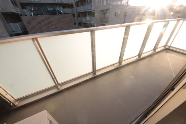 バルコニー(暖かな日差しのふりそそぐバルコニー)