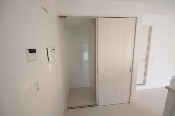 居室(こちらの居間で趣味の時間をお楽しみください)