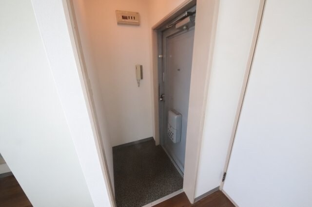 物件内観写真11　(ゆったりとした玄関です)