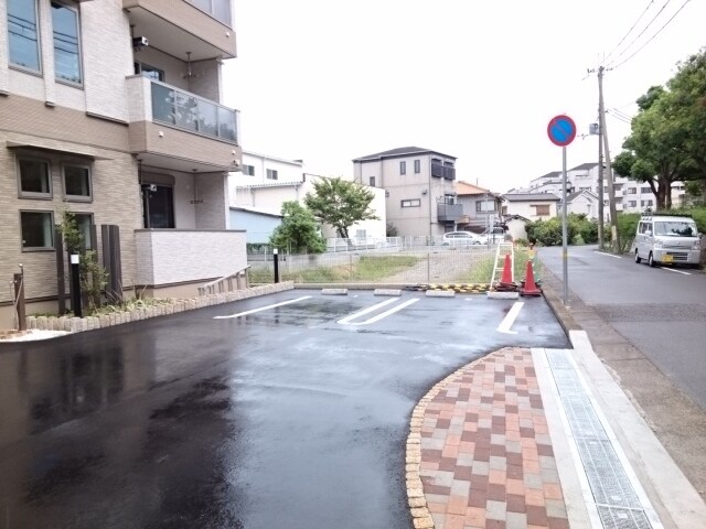 物件外観写真2　(駐車場に車を止められます)