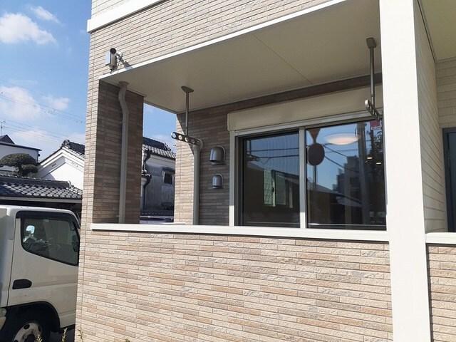 物件外観写真4　(ゆとりのあるエントランスです)