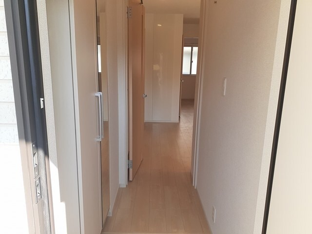 物件内観写真11　(ゆったりとした玄関です)