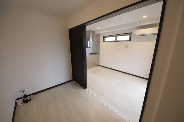 物件内観写真17　(明るい洋室です)