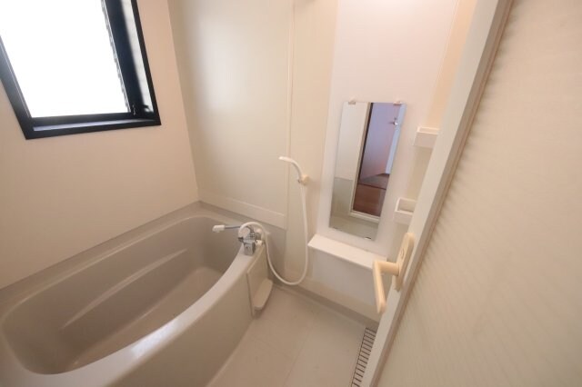 物件内観写真5　(お風呂で日々の疲れを落としましょう)