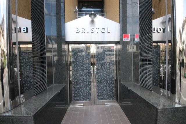 物件外観写真3　(エントランスです)