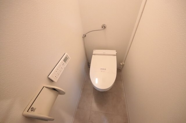 物件内観写真8　(ゆったりとした空間のトイレです)