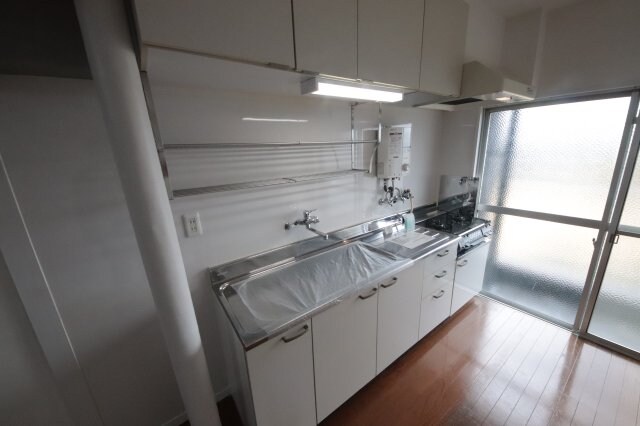 物件内観写真12　(コンパクトなキッチンで掃除もラクラク)