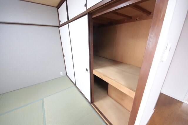 物件内観写真15　(収納豊富です)