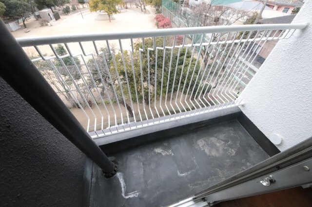 物件内観写真17　(開放的で明るい空間を演出してくれるバルコニーです)