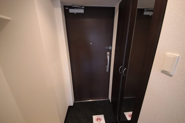 物件内観写真9　(ゆったりとした玄関です)