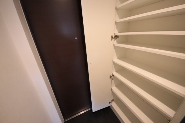 物件内観写真10　(収納豊富です)