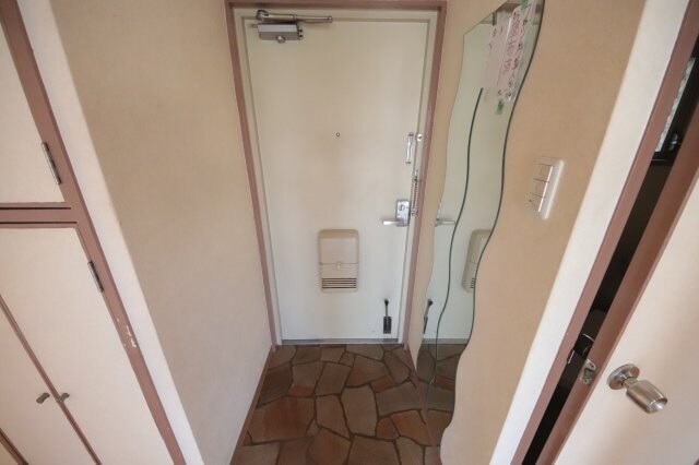 物件内観写真6　(収納もある玄関です)