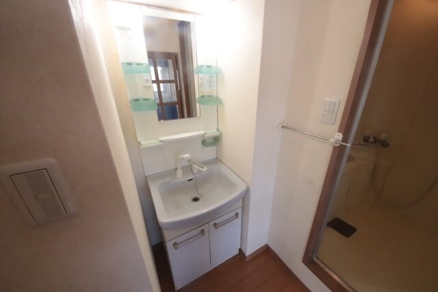 物件内観写真8　(広い洗面スペース)
