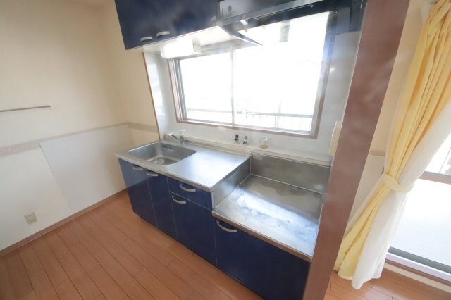 物件内観写真10　(コンパクトなキッチンで掃除もラクラク)