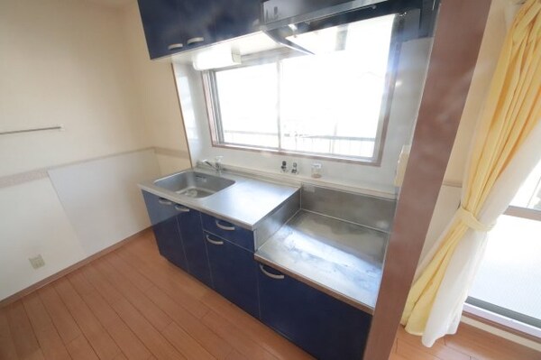 キッチン(コンパクトなキッチンで掃除もラクラク)