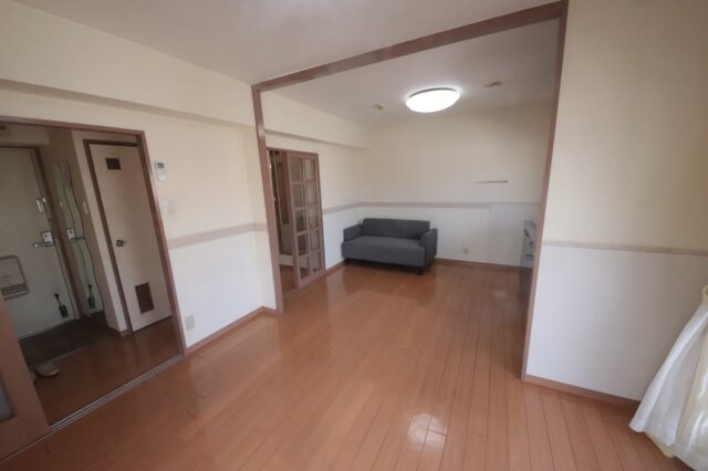 物件内観写真13　(ゆったりとした居間です)