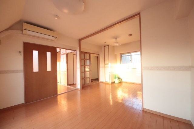 物件内観写真3　(ゆったりとした居間です)