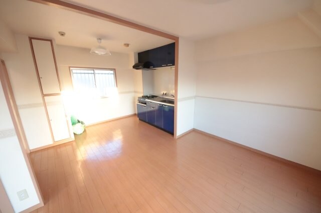 物件内観写真12　(こちらのリビングで趣味の時間をお楽しみください)