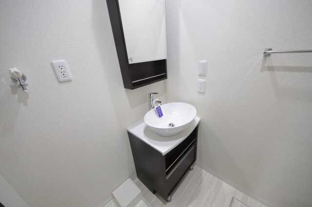 物件内観写真12　(独立洗面化粧台が付いています)